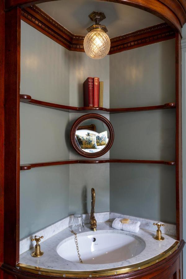 Batty Langley'S Hotel London Luaran gambar A convex mirror