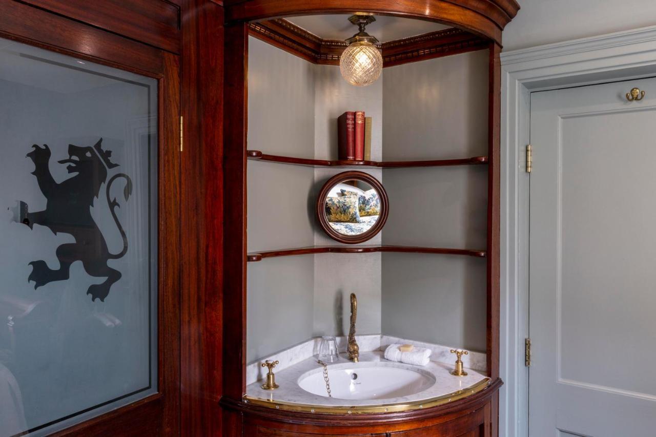 Batty Langley'S Hotel London Luaran gambar A wash basin in a hotel room