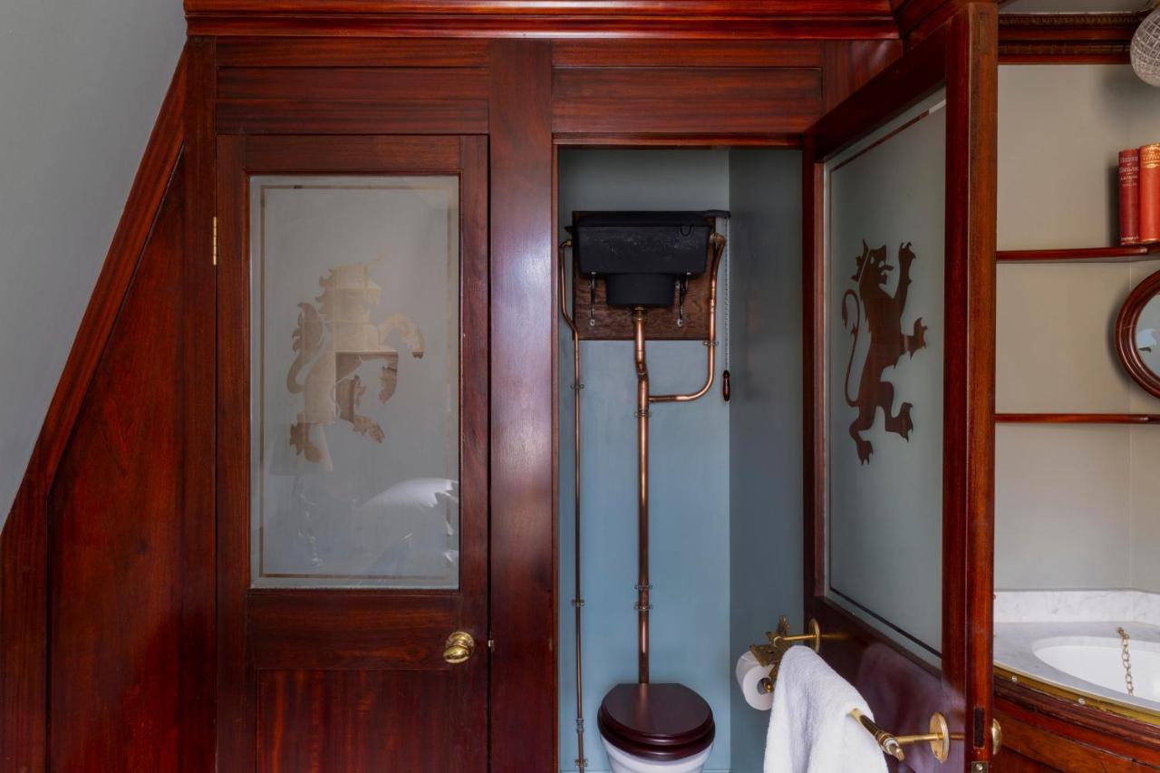 Batty Langley'S Hotel London Luaran gambar A toilet in the bathroom of the 1907 house