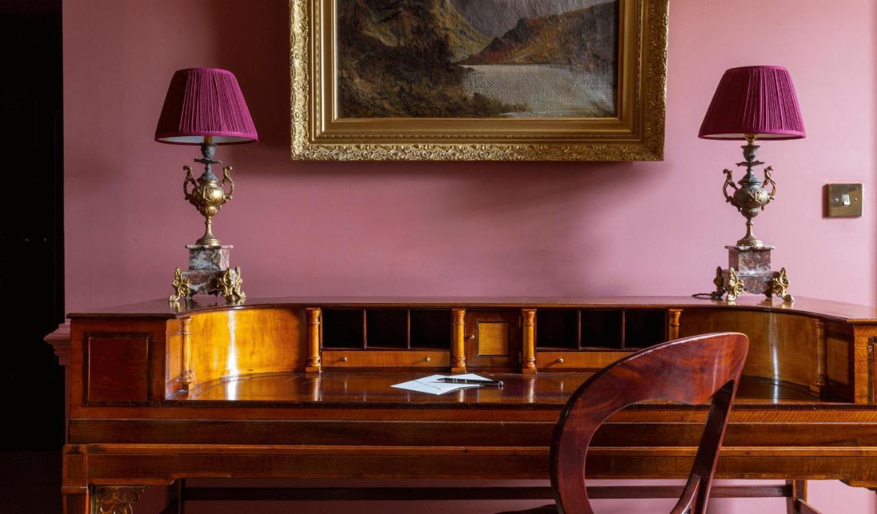 Batty Langley'S Hotel London Luaran gambar A desk in the study