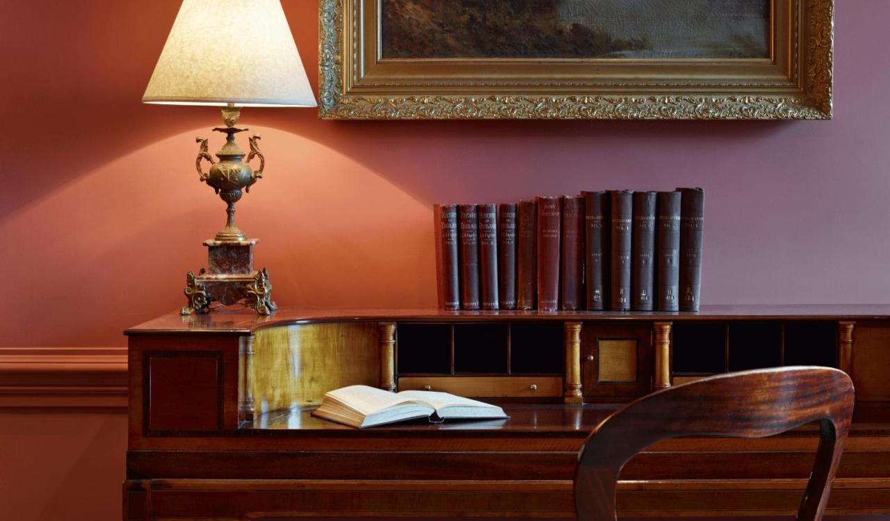 Batty Langley'S Hotel London Luaran gambar A desk with a lamp