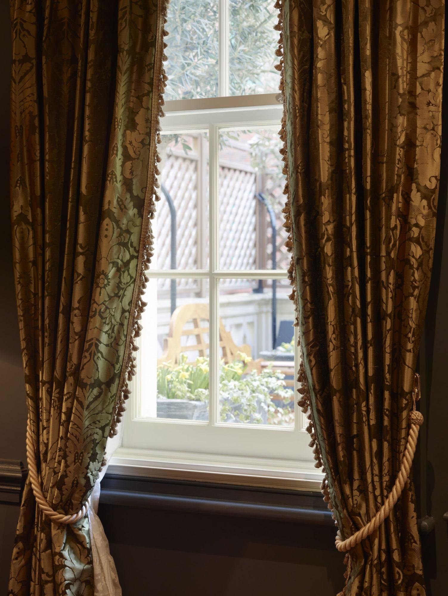 Batty Langley'S Hotel London Luaran gambar Window with curtains