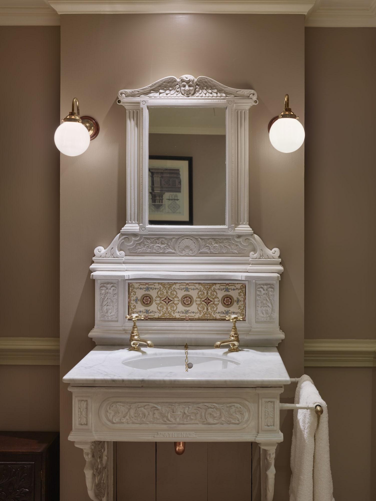 Batty Langley'S Hotel London Luaran gambar A marble ablution fountain in a mosque